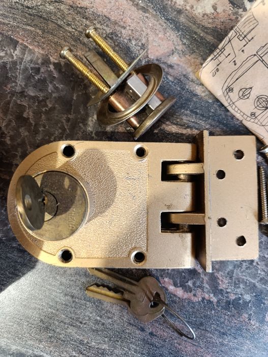 Замок накладной цилиндрический.