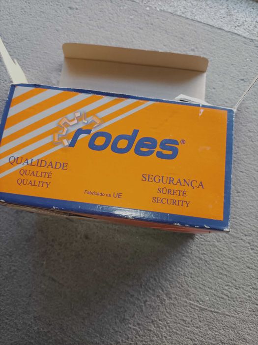 Fechadura sobrepor da RODES nova abertura da porta para a direita de fora para dentro