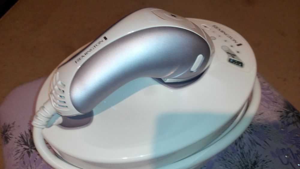 Фотоэпилятор Remington IPL6500 з насадками для лиця і тіла.