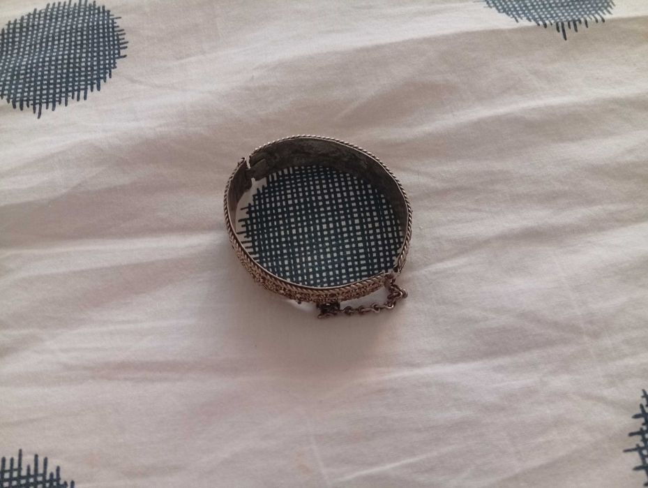 Pulseira em metal marroquino, trabalhada e com fecho e corrente.