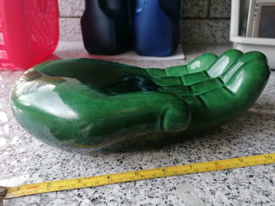 Mão em cerâmica verde