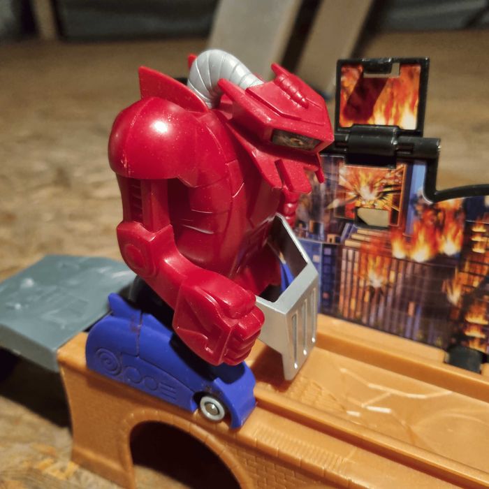 Tor Hot Wheels miasto z robotem