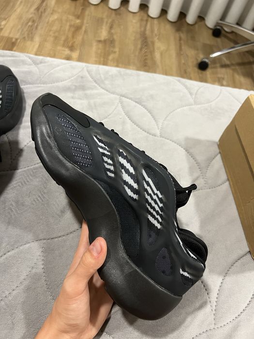 Adidas Yeezy 700