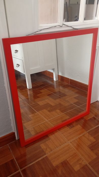 Espelho com moldura vermelha