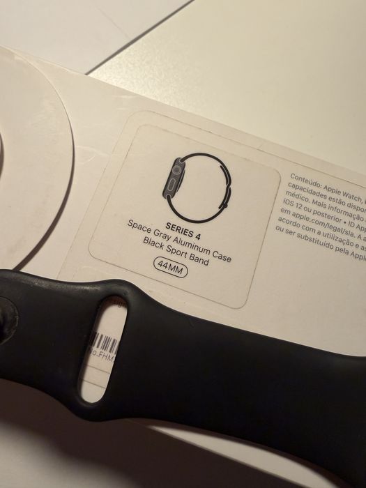 Apple Watch 4 - 44mm com caixa e braceletes