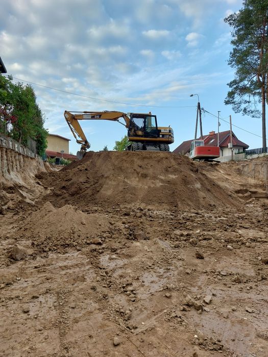 Wykopy pod budynki. Kompleksowe roboty ziemne, usługi koparką