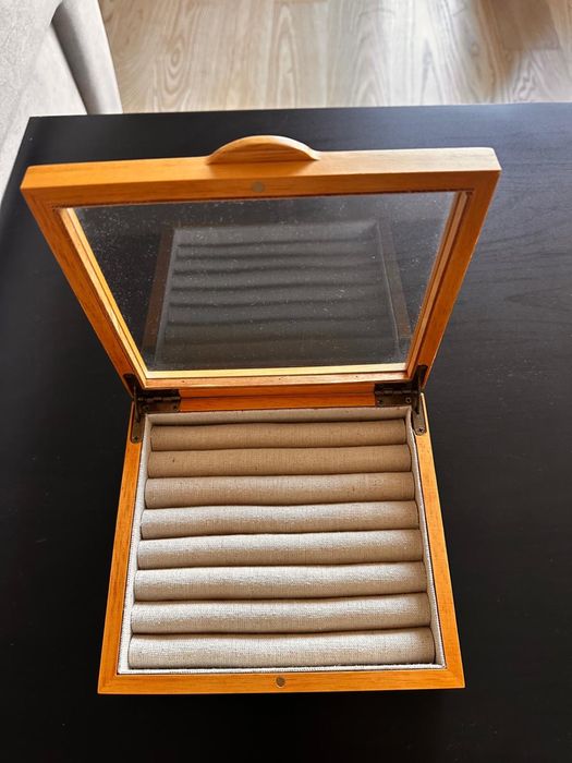 Caixa porta-jóias de madeira e linho