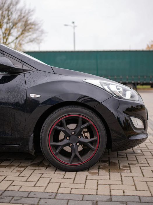 Hyundai I30 Oferuję Państwu fajny i oszczędny samochód o sportowej sylwetce.