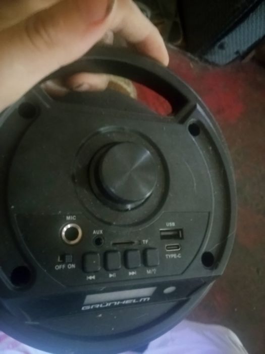 Блютуз колонка в робочому стане