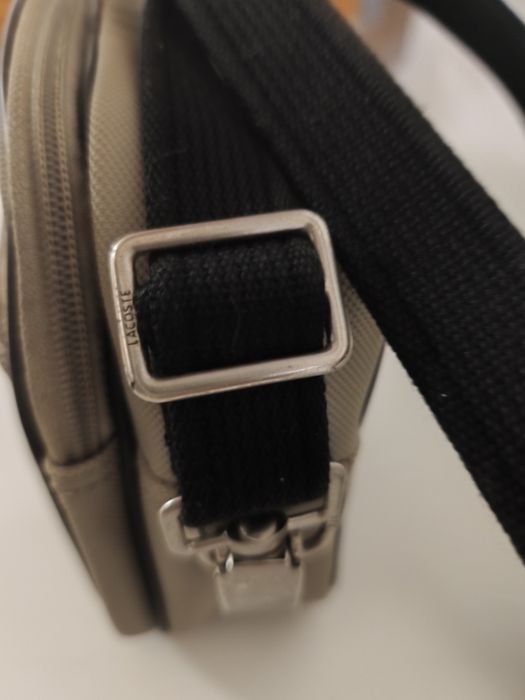Bolsa Lacoste tom cinza
