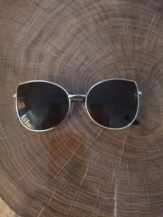 Piękne damskie złote okulary przeciwsłoneczne