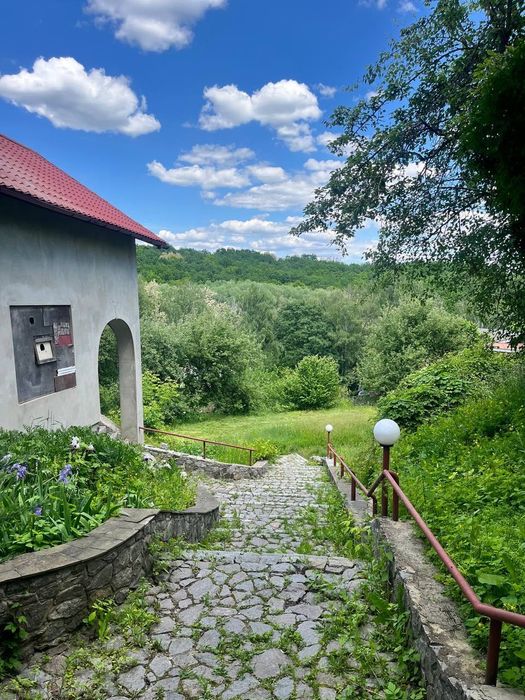 Будинок з гарною локацією  по вул. Дружби