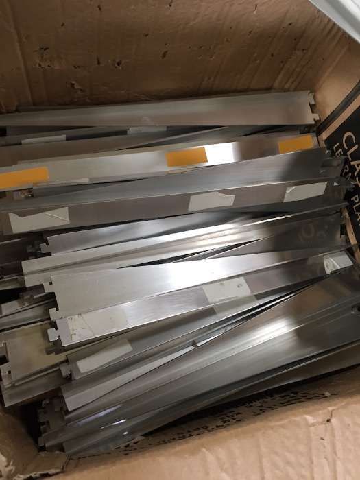 Estrutura para colocar prateleiras de exposição. Ideal para lojas