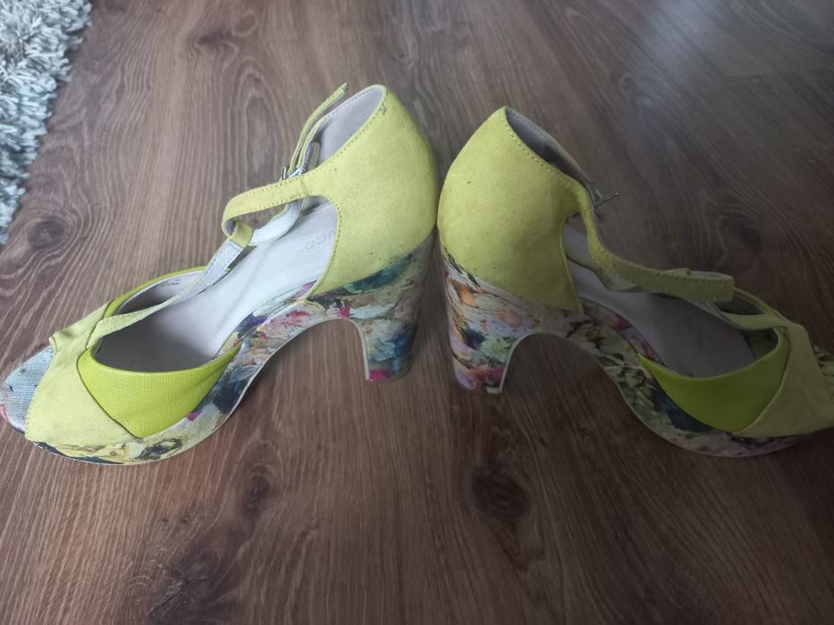 Sandały na obcasie w kwiaty