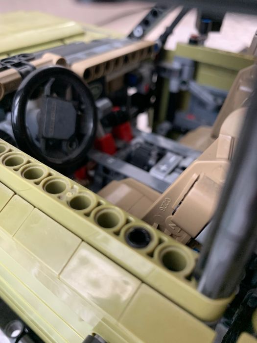 “ Land Rover Defender” Set já montado 75€.