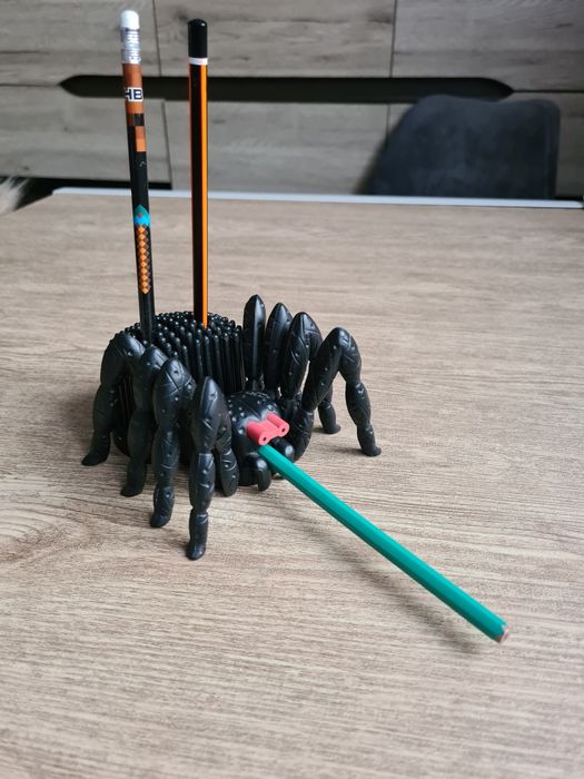 Stojak na kredki pająk