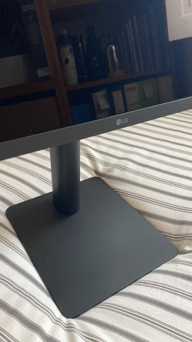 Monitor LG UltraFine 4K 24MD4KL (para peças ou reparação)