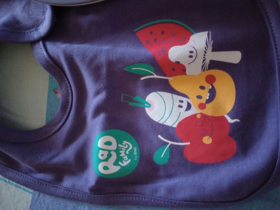 Набор детской посуды.Входит -тарелка,ложка,вилка,нож и слюнявчик.