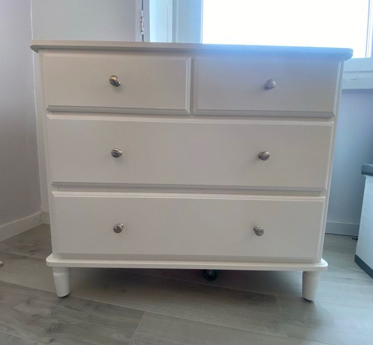 Comoda branca em exelente estado.