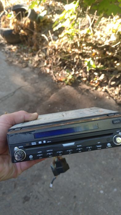 Магнітолу з виїздним дисплеєм