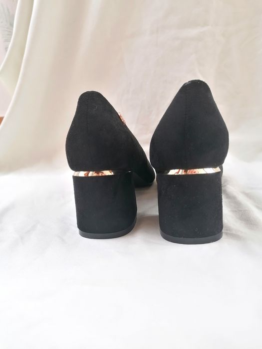 Sapatos Pretos e Bicudos de Salto