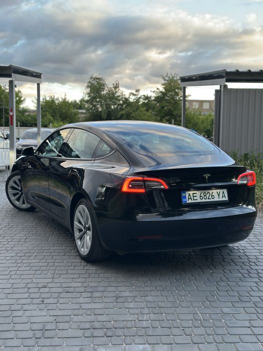 Tesla Model 3.