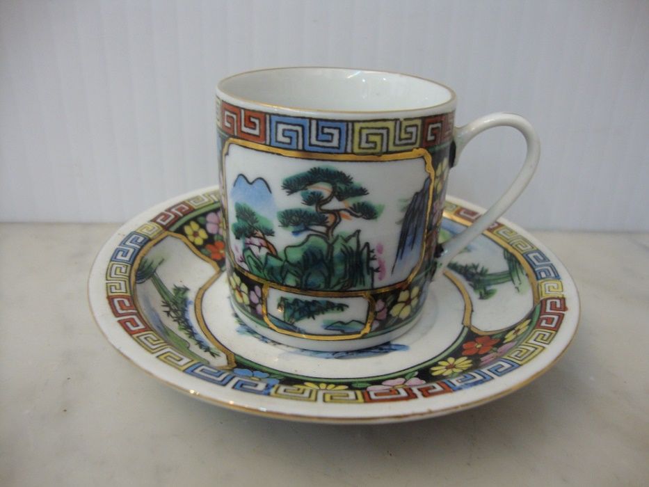 Chávena antiga em porcelana europeia