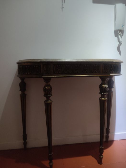 Mesa de madeira e pedra