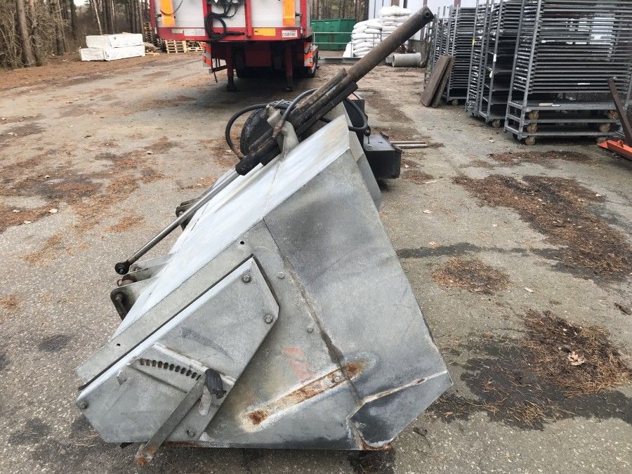 Samozaładowcza piaskarka posypywarka solarka Fjaras 1200/1400