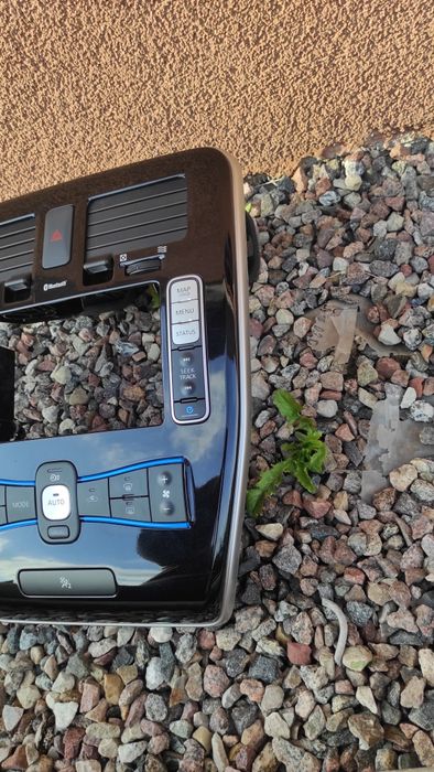 Obudowa radia Nissan Leaf panel nawiewu kratka nawiewu