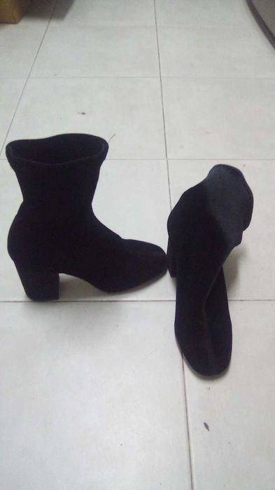 Botas Pretas de Veludo de tamanho 36 praticamente Novas