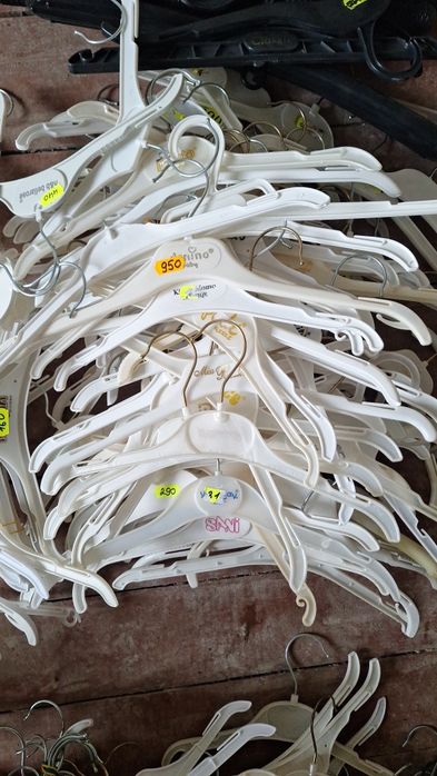 Вішаки для одягу різні