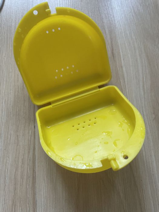 Żółte pudełko na aparat ortodontyczny