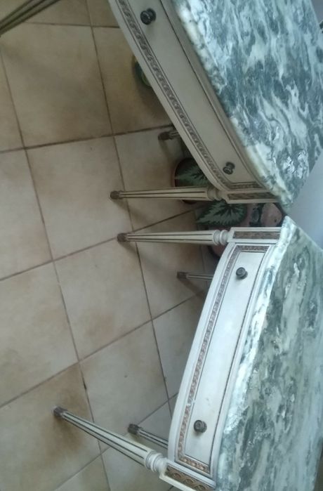 Mesa de cabeceira antiga com tampo em pedra
