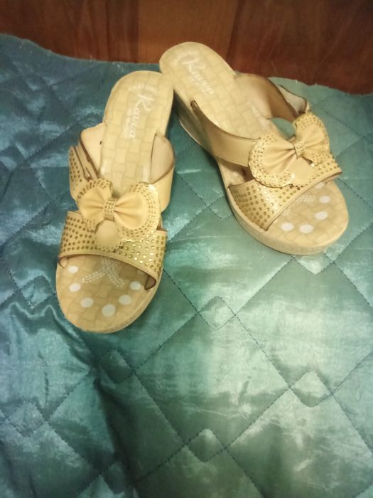 Продам шльопанці нові вихідні жіночі