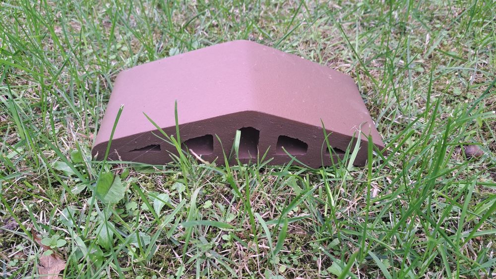 Ceramiczny daszek dwuspadowy.