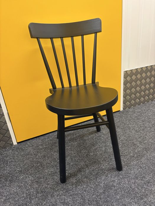 Cadeira de madeira do IKEA