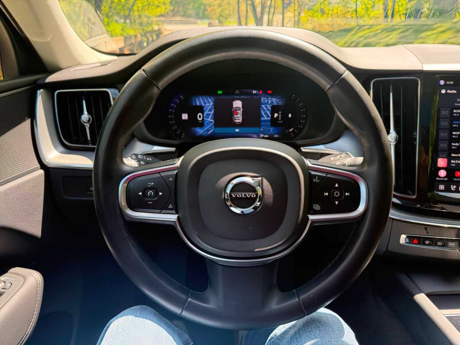 Volvo XC60 B5 Core      2023