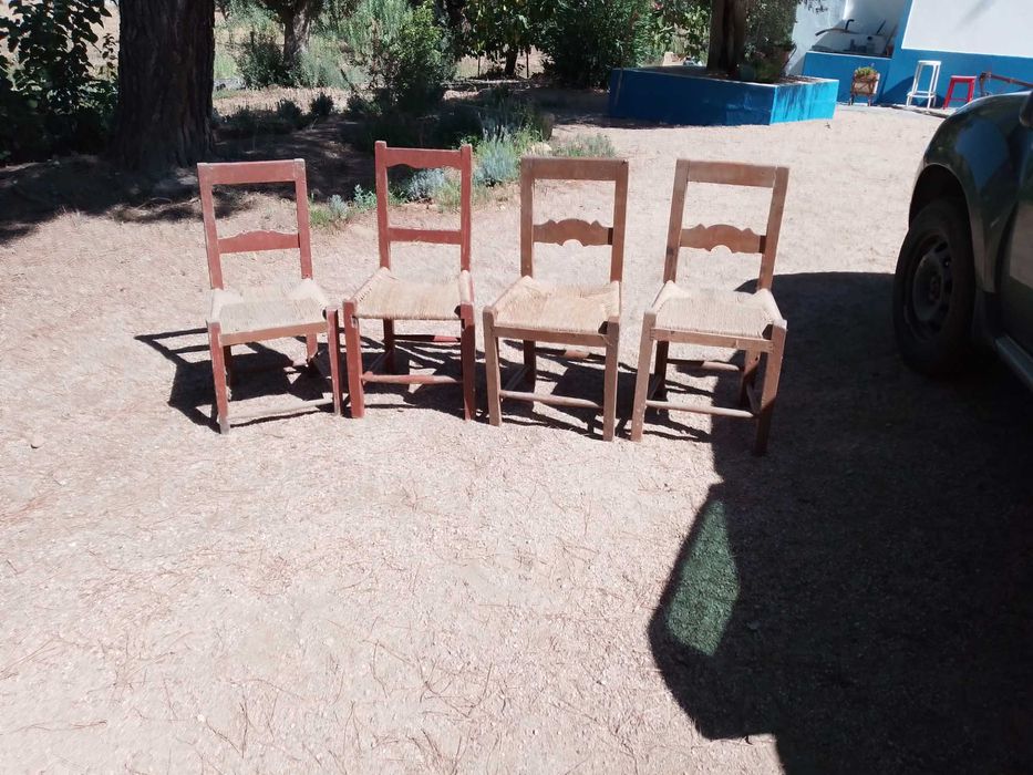 cadeiras alentejanas e mesas de cabeceira