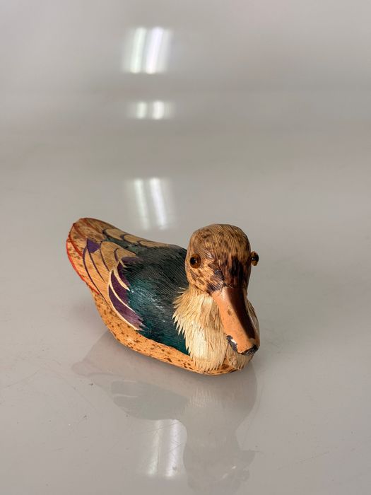 Miniatura de pato-real feita em palha vegetal