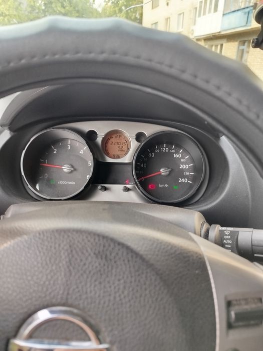продати автомобіль NISSAN