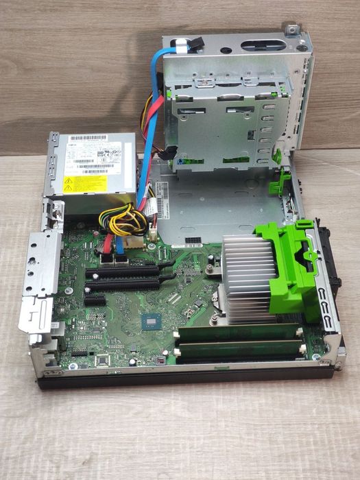 Fujitsu Esprimo D556 (intel i3-6100/8gb ddr4)