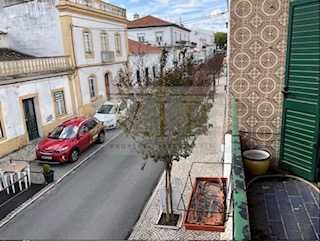 Moradia R/C + 1.º Andar com Terraço