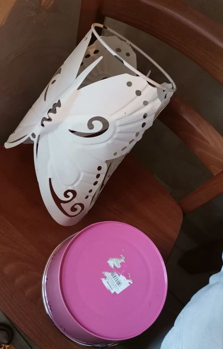 Dwie metalowe osłony do kwiatów