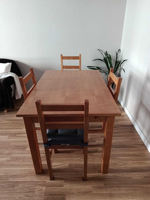 Sofá e mesa c/ 4 cadeiras