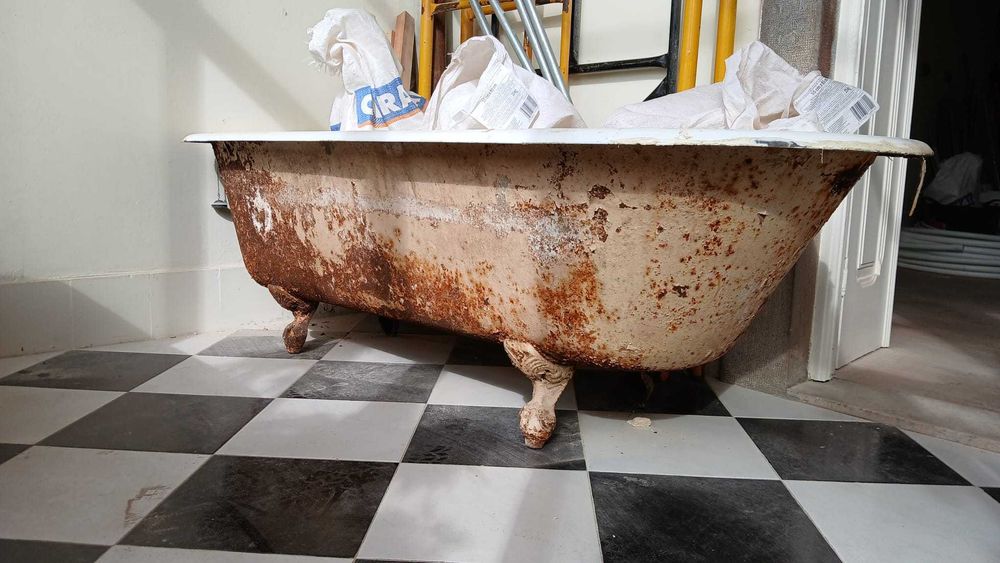 Banheira Antiga Ferro Fundido c/ Pés Vintage – Para Restauro