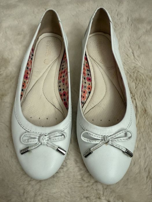 Продам білі балетки Geox