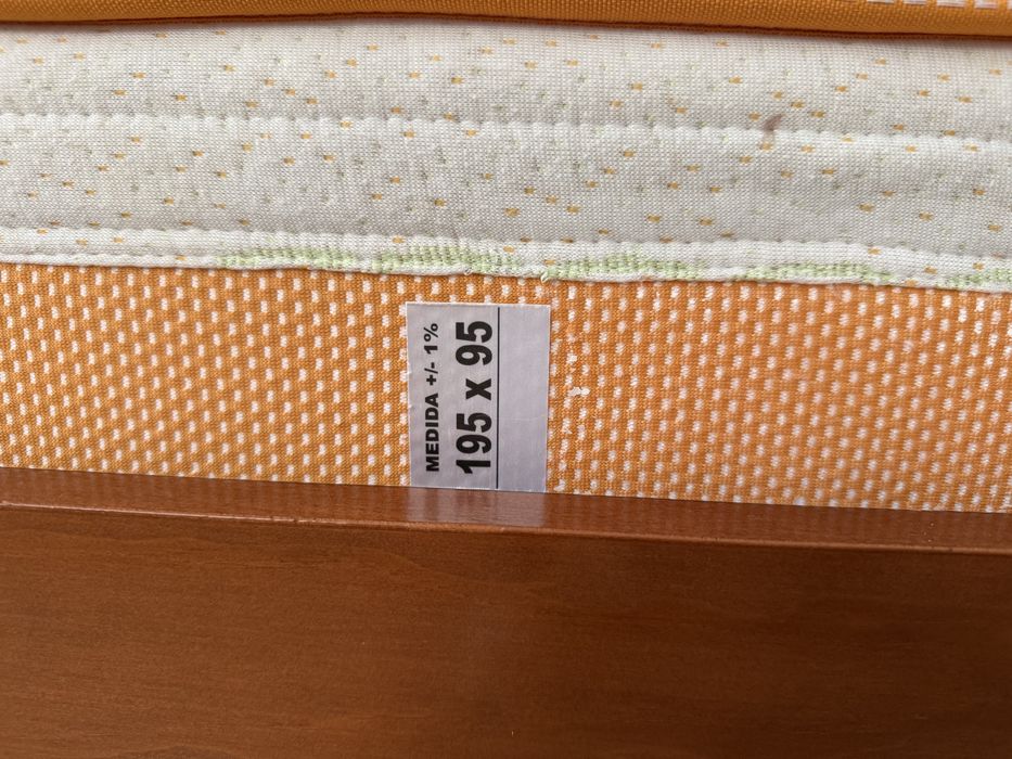 Cama de madeira com colchao  2 em 1