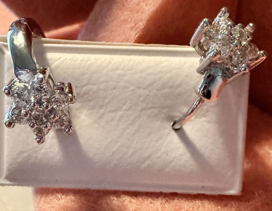 Par de brincos em prata.