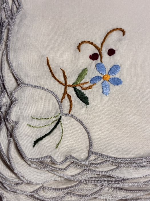 Toalha bordada portuguesa com 12 guardamapos